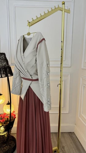 فستان تصميم وتطريز كلاسيكي