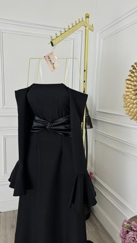 فستان اسود بخصر تفته