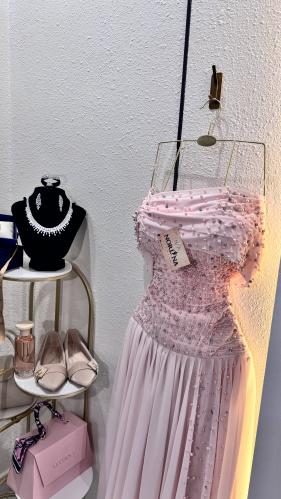 فستان وردي مرصع بلؤلؤ