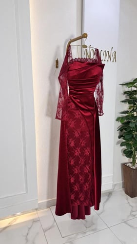 فستان مخمل بدانتيل بتصميم انيق وحصري