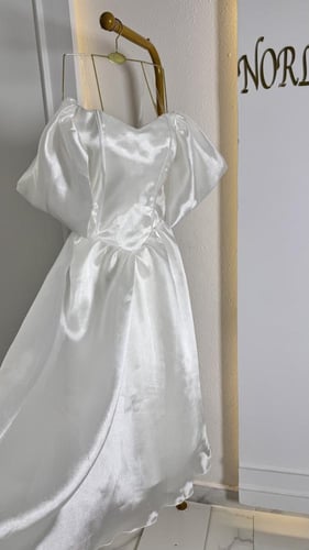 فستان الأميرات بلون سكري لامع