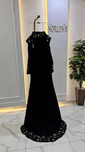 فستانك الأحمر الانيق المطرز بالكرستال