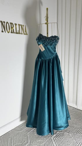 فستان باللون البترولي والجلاكسي الفاخر بشك يدوي كر...