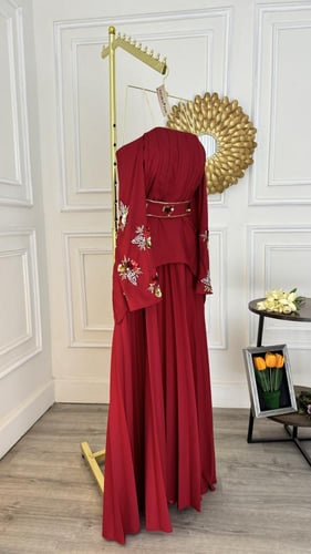 فستان بلون دم الغزال