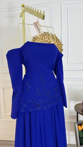 فستانك الازرق الناعم