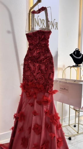 فستان بتصميم كلاسيكي مورد