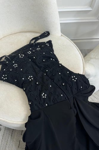 فستان اسود بتطريز كرستال وخامتة الشيفون