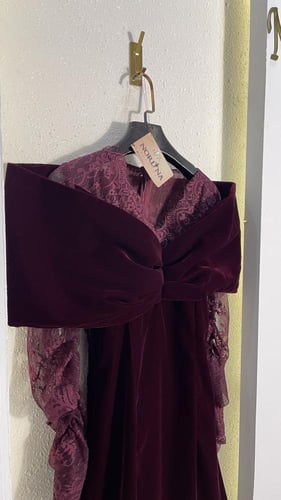 فستان قطيفة بلونين بدانتيل ناعم