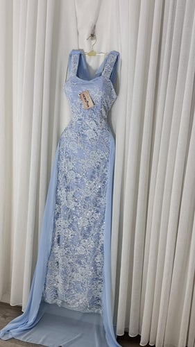 فستان سماوي بدانتيل فرنسي مطرز