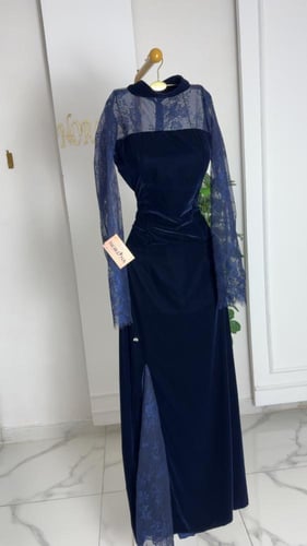 فستان الشتاء بلون كحلي مع الدانتيل