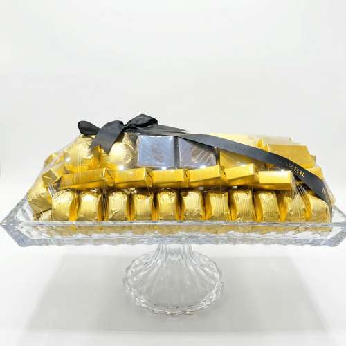 صحن مكون من شوكلاتة كرمل وويفر وكرسبي رايس تشيز كي...