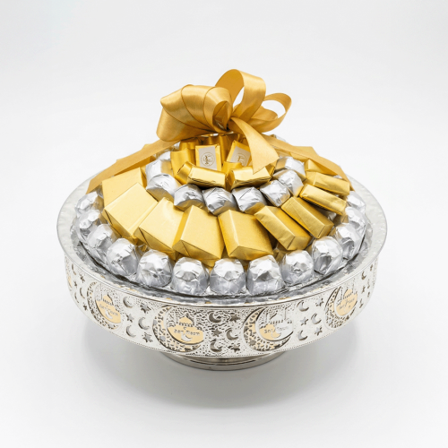 صحن مكون من شوكلاتة ويفر وبستاشيو وتشيز كيك وكرمل