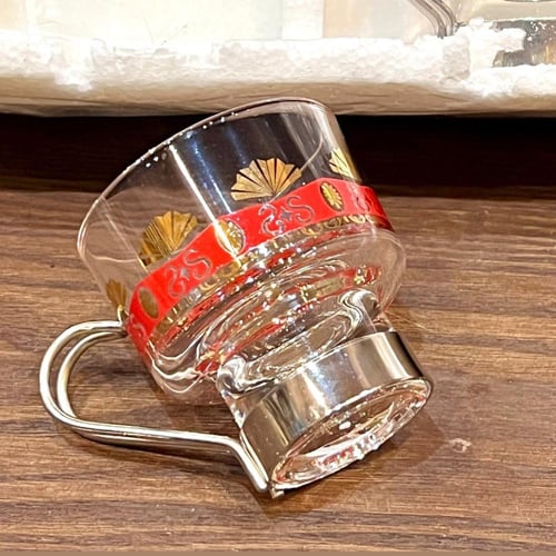 من البنود المميزة كاسات قديمة بحامل وممسك من الإست...