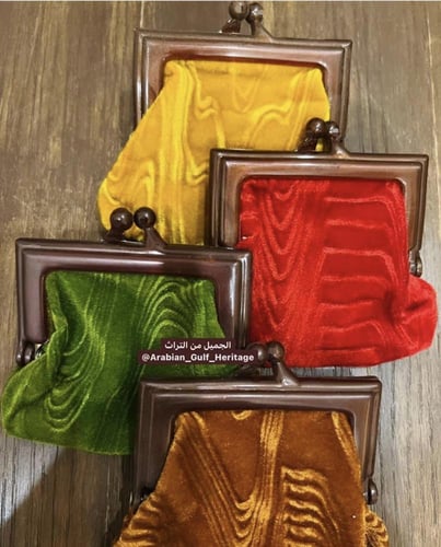 شنطة أو محفظة نقود إشتهرت أوائل الثمانينات الميلاد...