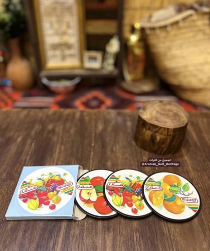 عدد ٣ قواعد أكواب أو "کوسترات" برسمات مختلفة داخل...