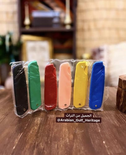 تعليقة بداخلها عدد ٦ أمشاط قابلة للسفط، بجودة عالي...