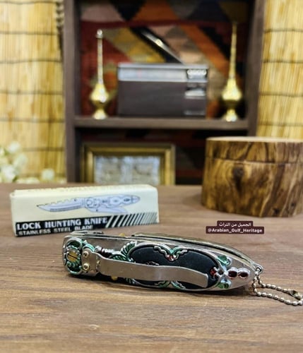 من البنود المميزة سكين 'أم نمر' قديمة جداً مخزنة ب...