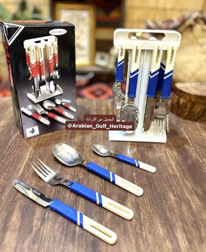 تعليقة بها ٦ حبات من الملاعق الصغيرة والكبيرة والس...