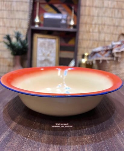 صحن أو "بادية" غضار، برسمة وألوان زاهية، متوسطة ال...