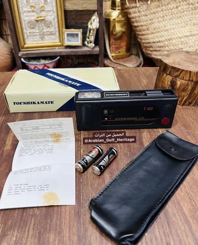 كاميرة تصوير قديمة مخزنة بالكرتون مع جراب جلد وتعل...