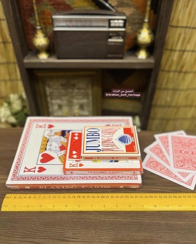 طقم ورق لعب "باصرة" بثلاث أحجام مختلفة، جميعها أكب...