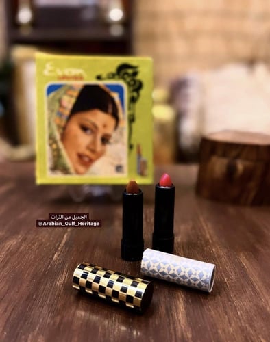 علبة بداخلها عدد ١٢ أحمر شفاه، قديمة جداً لها مايز...