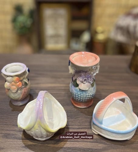 عدد أربع تحف صغيرة لا يتجاوز إرتفاعها ١٠ سم، مصنوع...