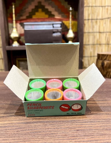 من النوادر؛ كرتون برايات بداخله عدد ١٢ براية قديمة...