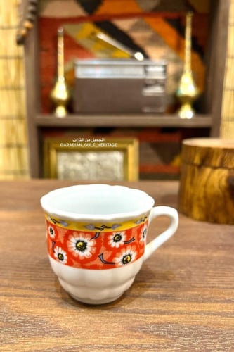 أكواب من الخزف النقي بحجم مميز، مخزنة تخزين ممتاز...