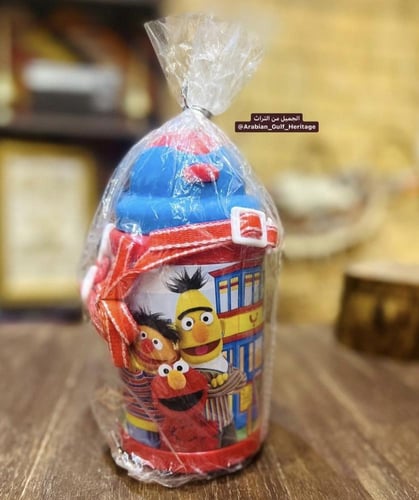 مطارة بشخصيات البرنامج الشهير "افتح يا سمسم"، الشخ...