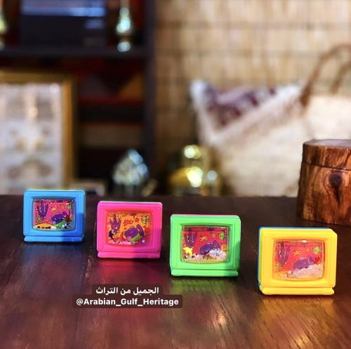 برايات قديمة على شكل تلفزيون، مخزنة تخزين ممتاز، ص...