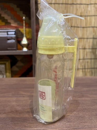 من البنود المميزة؛ رضاعة طفل قديمة جداً؛ مخزنة تخز...