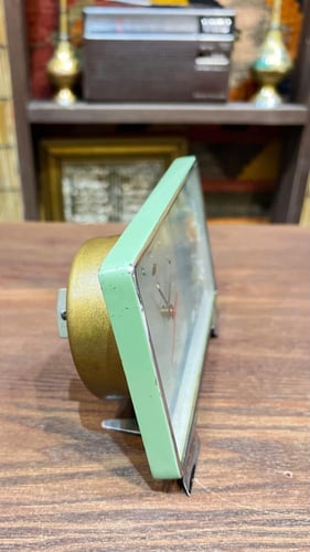 من البنود المميزة؛ ساعة مكتبية تعمل بالتكويك، بإطا...