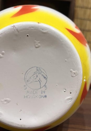 من النوادر؛ طاسة غضار بقطر ٢٠ سم تقريباً، بنقشة ال...