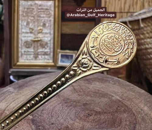 تعليقة بداخلها عدد ۱۲ ملعقة شاي أم جنيه بلون ذهبي...