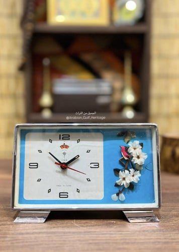 من البنود المميزة؛ ساعة مكتبية تعمل بالتكويك، بإطا...