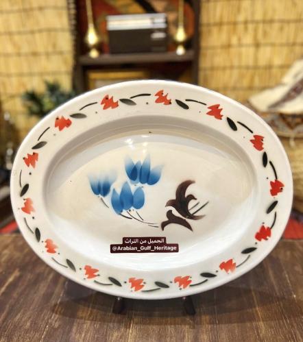 "بلم" أو صحن غضار بيضاوي الشكل، كبير نسبياً، بألوا...