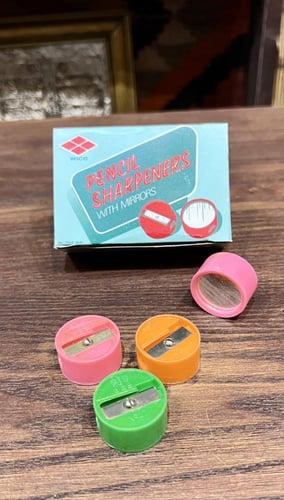 من النوادر؛ كرتون برايات بداخله عدد ١٢ براية قديمة...