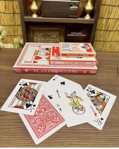 طقم ورق لعب "باصرة" بثلاث أحجام مختلفة، جميعها أكب...