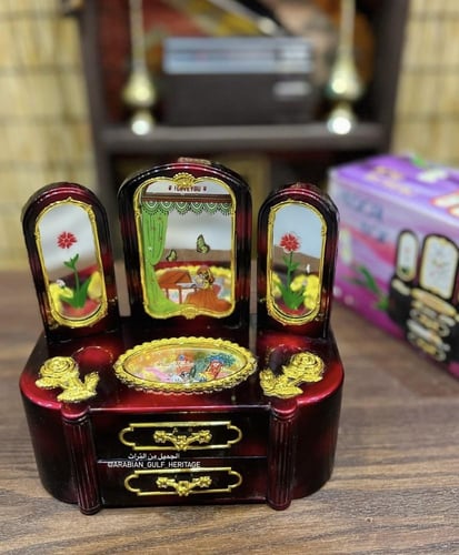 صندوق موسيقى على شكل "تسريحة" بثلاث مرايا ودرجين س...