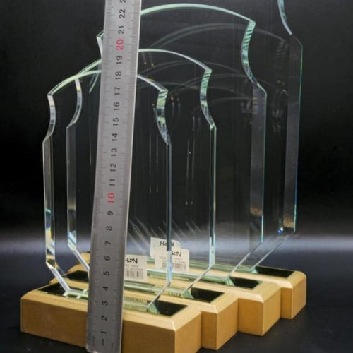 درع كريستال مستطيل قاعدة خشب بيج