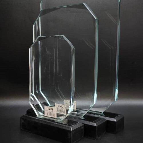 درع كريستال مستطيل قاعدة خشب بيج