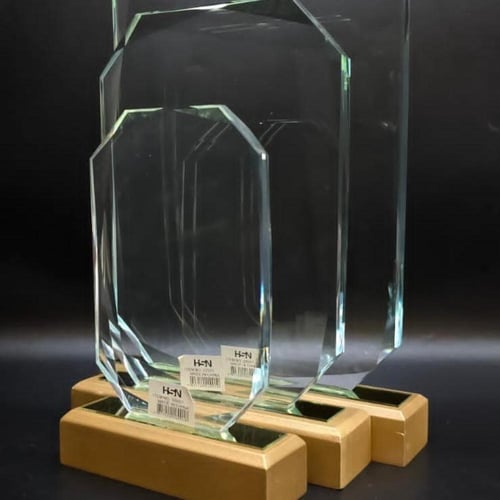 درع كريستال مستطيل قاعدة خشب بيج