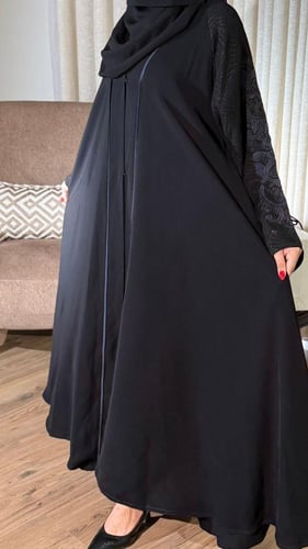 عباية كم دانتيل نقش ازرق