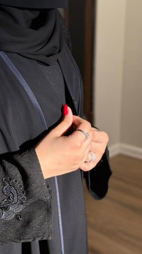 عباية كم دانتيل نقش ازرق