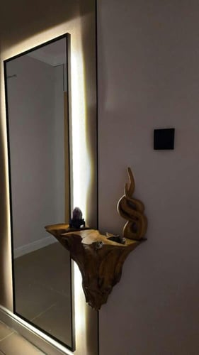 مدخل ه‍ادىء وبسيط مع رف من خشب طبيعي ( السعر للمتر...