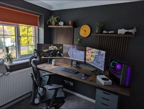 طاولة قيمنج مع ديكورات بديل الخشب