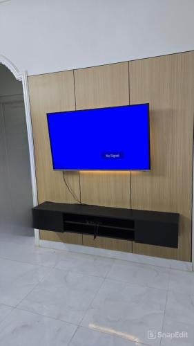 خلفية تلفاز بأستخدام بديل الشيبورد مع مكتبه معلقه...