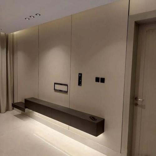 خلفية تلفاز بأستخدام بديل الشيبورد مع مكتبه معلقه