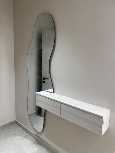 مدخل مع أدراج معلقه ومرايا مموجه